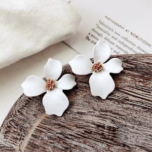 Brand new beautiful white flower earrings!